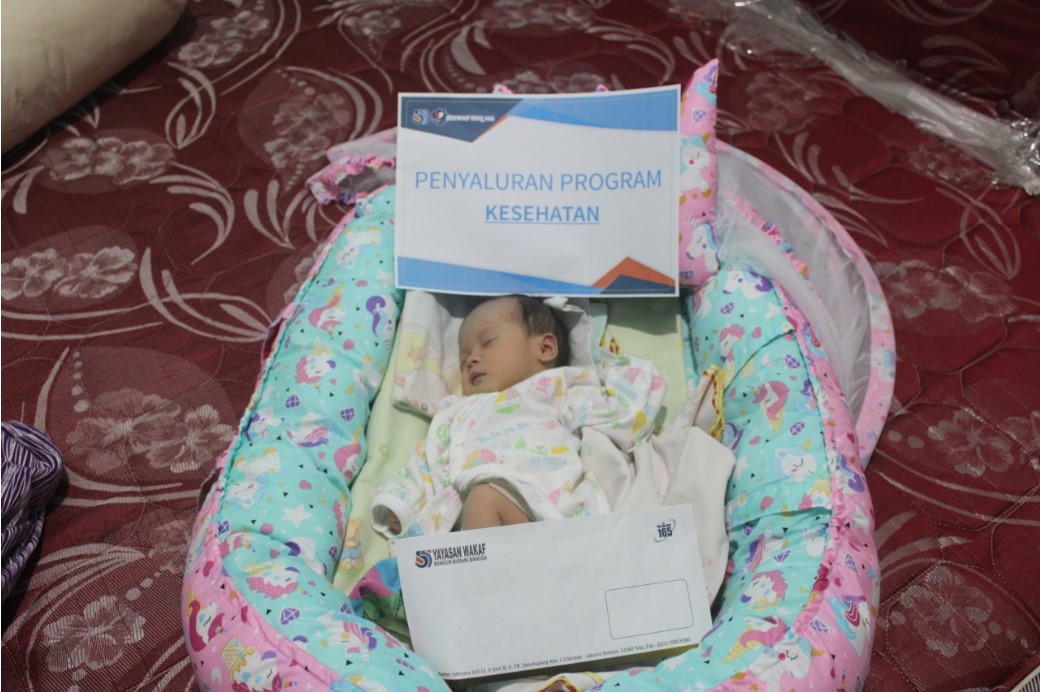 Ziswaf ESQ 165 memberikan bantuan dana kesehatan kepada bayi Ibu Atik