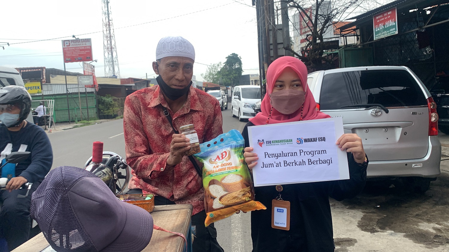 Penyaluran Program Jum’at Berkah Berbagi di daerah Tangerang Selatan